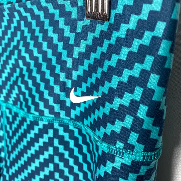 Nike Chevron Capri Leggings Size XS Legend 2.0 Training Dri-Fit Athletic Zig Zag - Picture 2 of 11